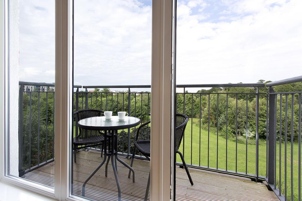 Lochend Park View Apartment Edinburgh Oda fotoğraf